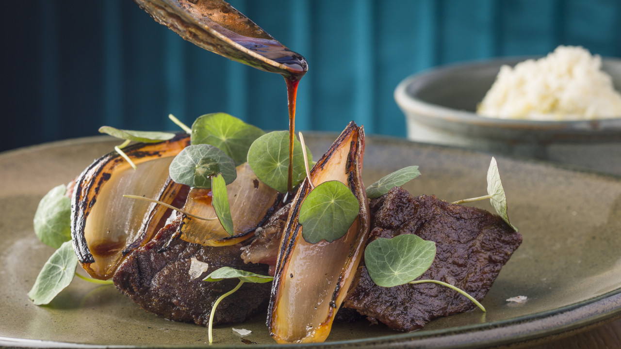 尖沙咀海景餐廳「Hue Dining」推出國慶維港煙花晚巿套餐 和牛他他撻／法國藍龍蝦／和牛西冷／抹茶麻糬／士多啤梨煙花蛋糕