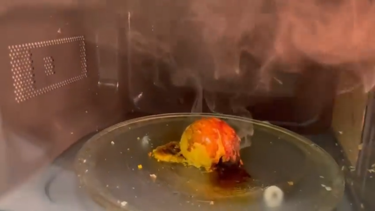 盧覓雪叮早餐爆炸冒濃煙 林海峰嗆咳逃跑／9大食物勿放入微波爐