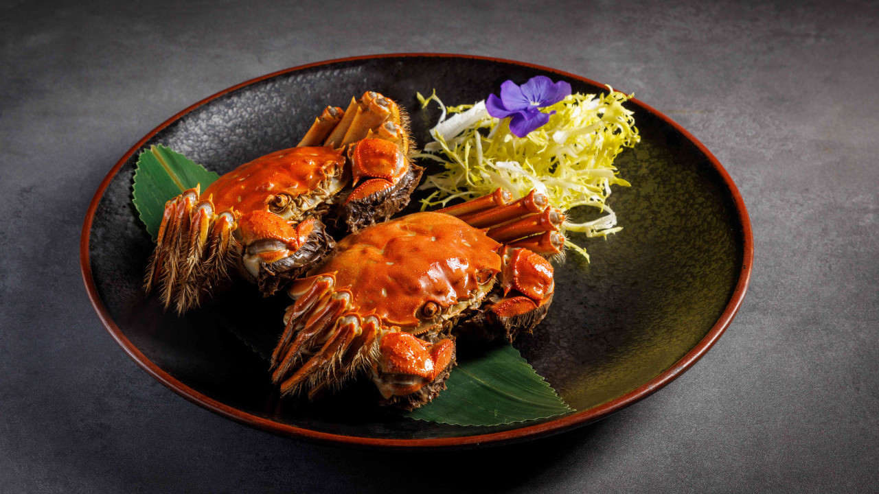 香港W酒店「星宴中餐廳」推出⼤閘蟹菜單   蟹粉扒百花煎釀花膠／石窩鮑魚蟹粉燴飯／金盞蟹粉龍蝦球