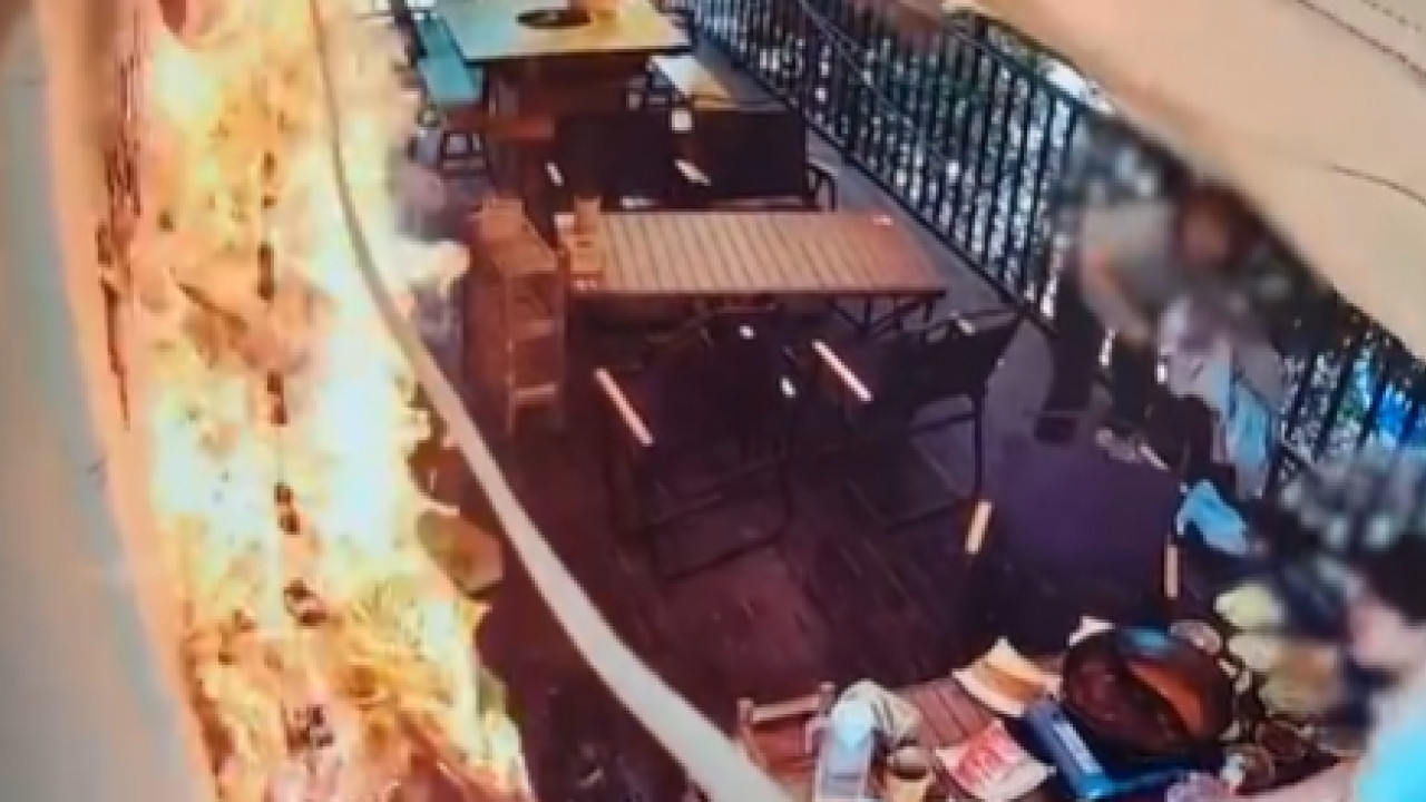 疑一時興起用打火機點燃餐廳裝飾 現場瞬間陷火海／肇事者趁亂逃走