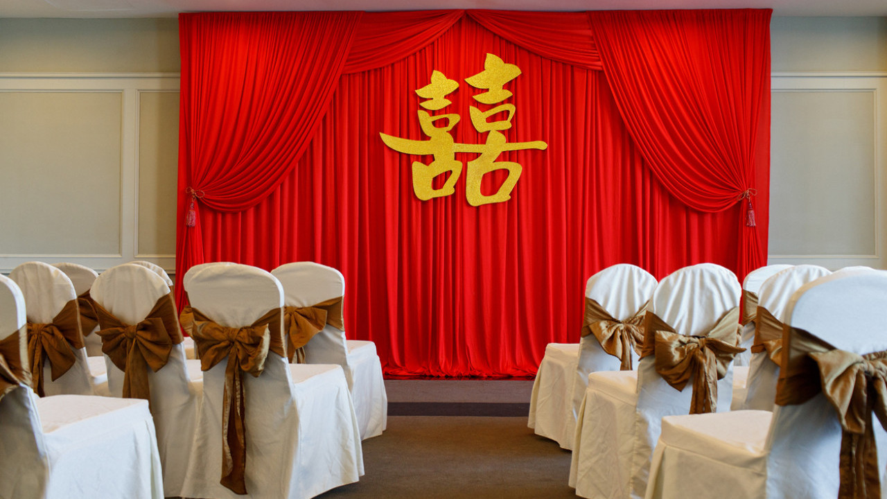 婚宴舅媽無被敬酒大發脾氣 當場摔酒杯／全場砸凳飛碗碟變大亂鬥