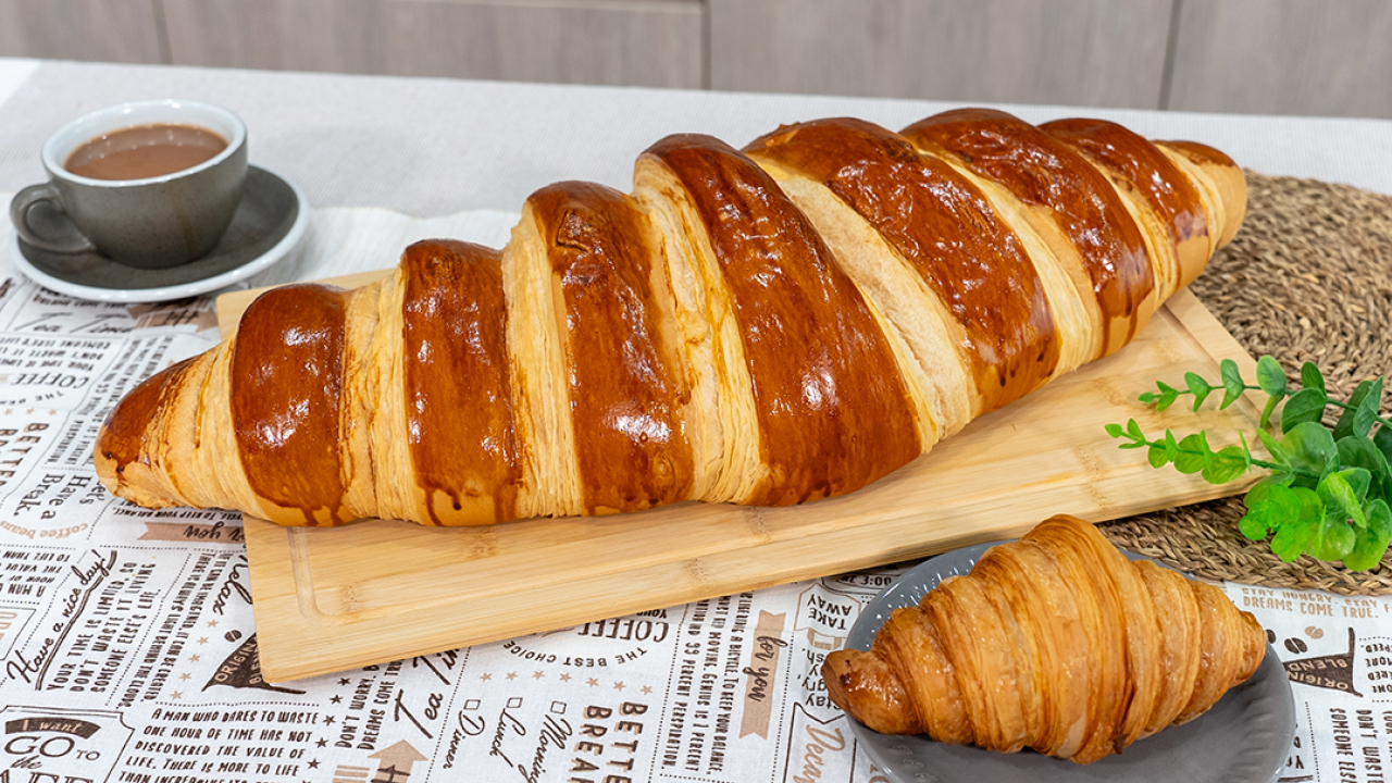 四喜麵包西餅店發現無敵巨型牛角包！　巨無霸Size／另類打卡生日蛋糕推介