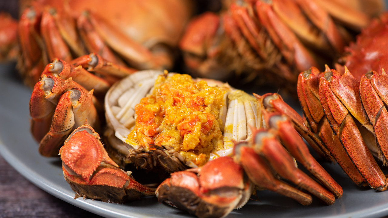 新型騙局！不明快遞送上「大閘蟹兌換卡」 誘掃二維碼刷單取貨／3招防被騙