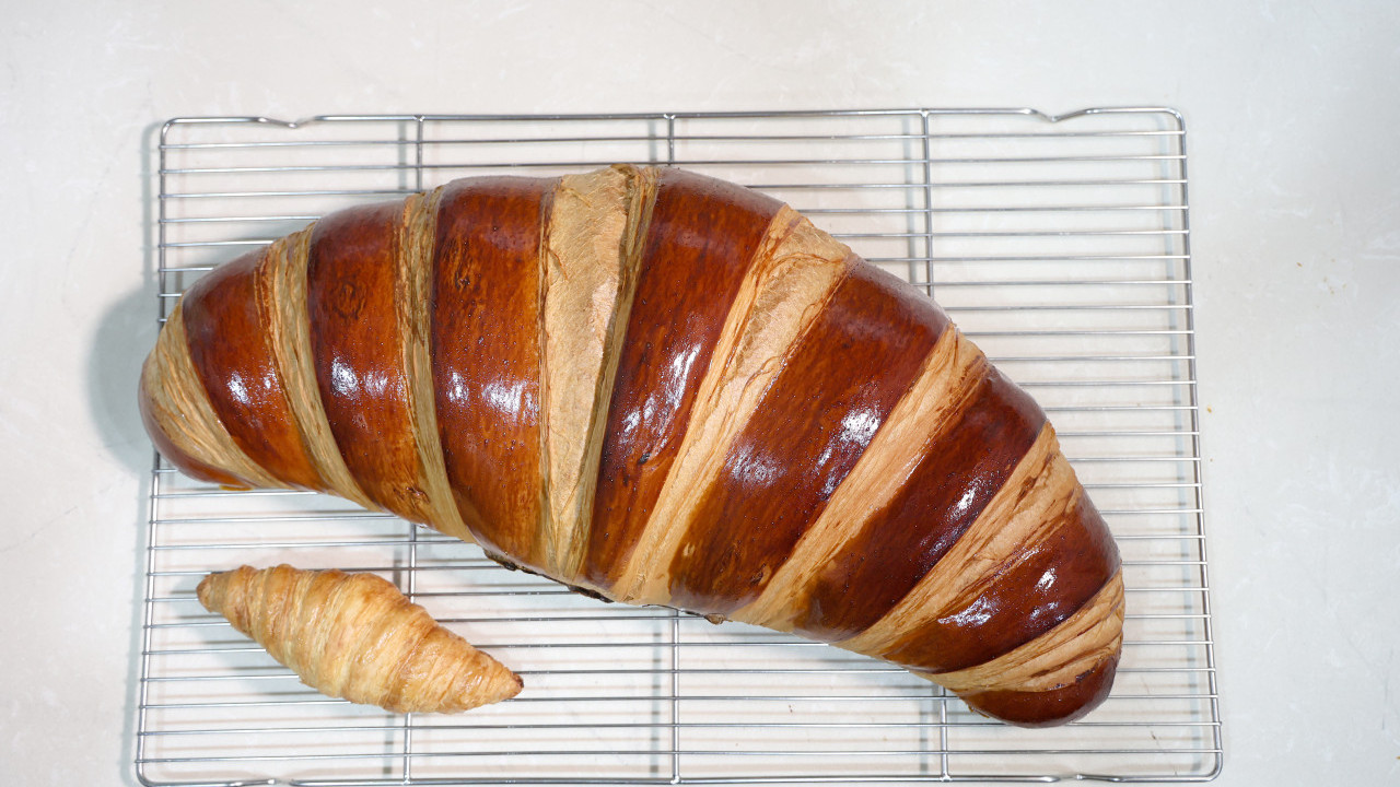 四喜麵包西餅推出 15 倍巨大化牛角包 / 25% 法國 AOP 牛油製