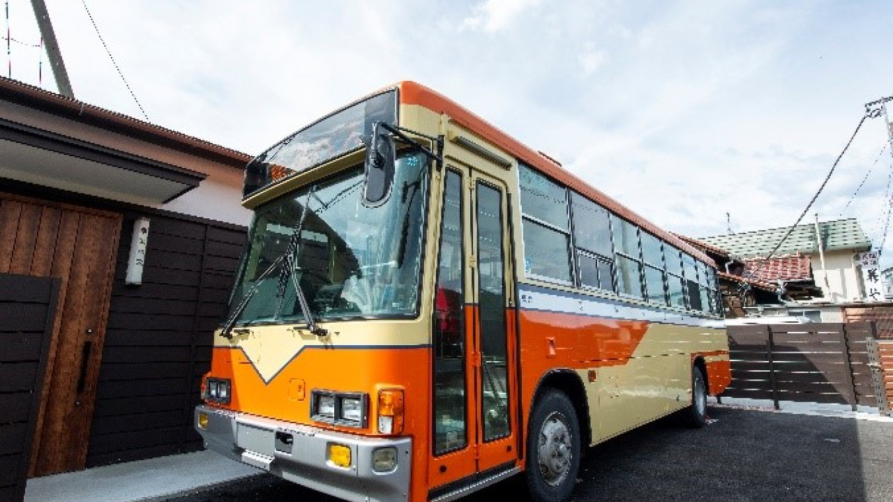 日本旅遊｜巴膠注意 退役巴士變身成酒店 73年歷史車站案內所變廚房飯廳 雜物房成浴室 11月17日開業