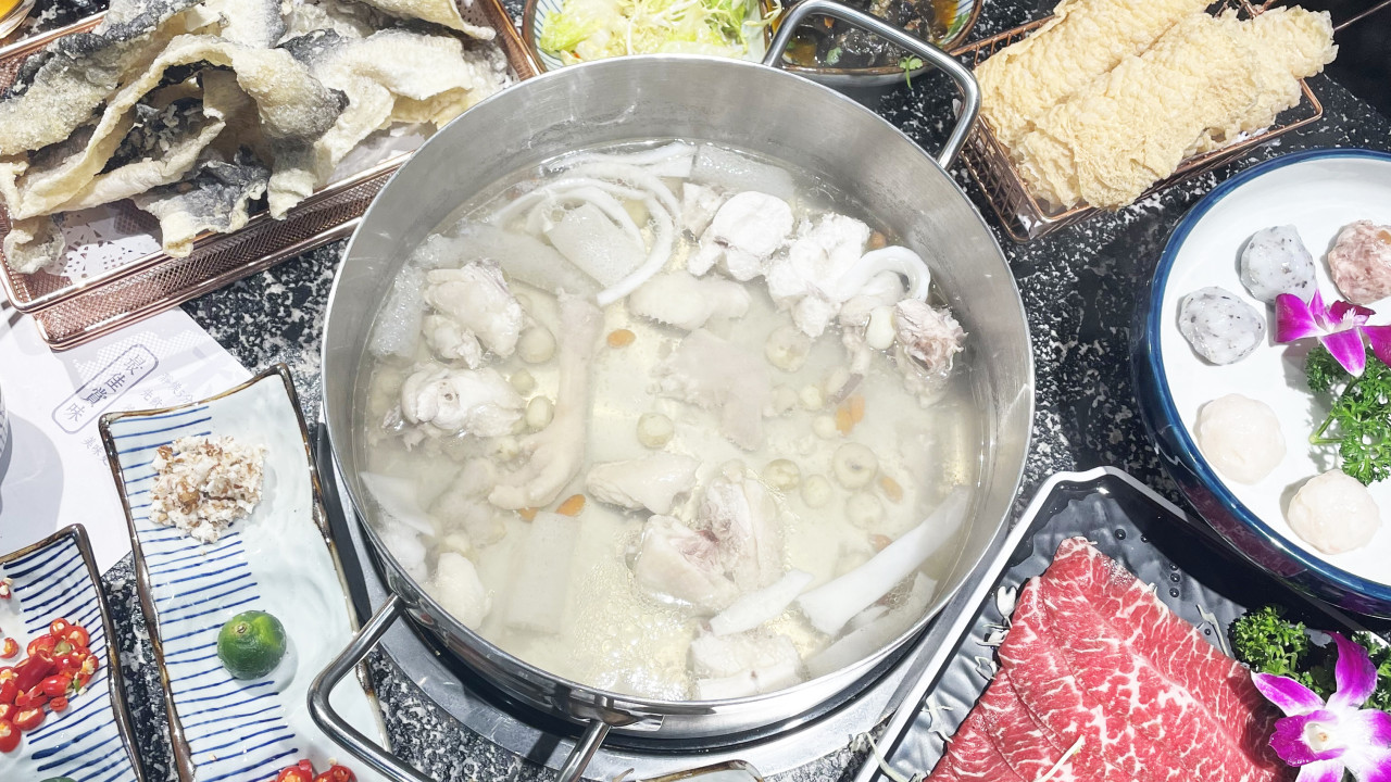 銅鑼灣正宗海南椰子雞湯火鍋 湯底用足四個椰子！鮮嫩雞件／手打丸／臘味煲仔飯