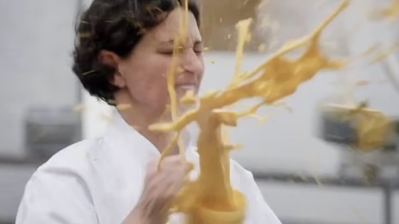 廚師用攪拌機製作濃湯發生意外 頂蓋爆開熱湯飛濺致下巴燙傷