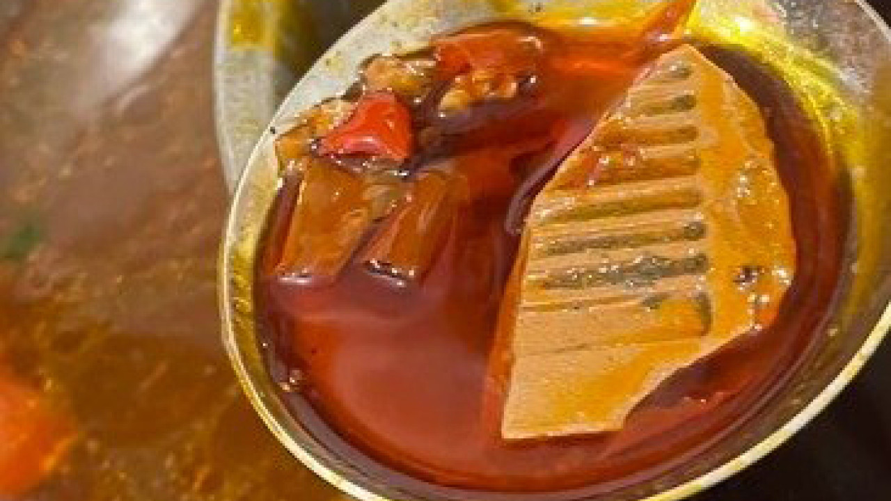 食麻辣火鍋加送配料？ 「竹筍」咬不開竟然是瓷磚