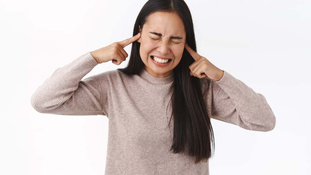 飛機氣壓致耳塞 重感冒、鼻敏感者更嚴重！1招紓緩機上耳鳴耳痛