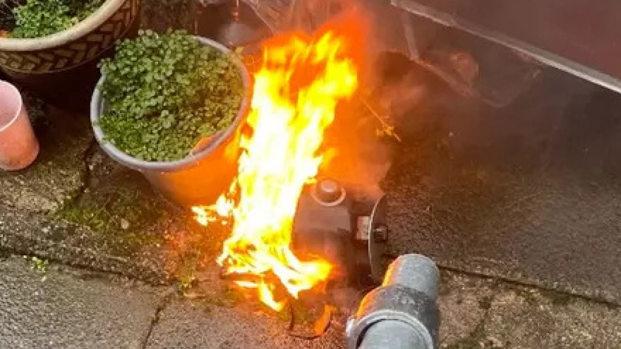 用氣炸鍋煮煙肉突然起火 塑膠外殼燒到溶！專家教4招防氣炸鍋意外