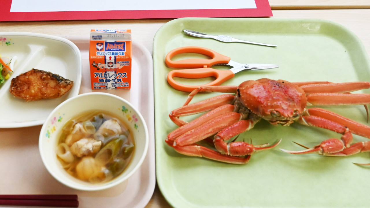 日本中學超豪華午餐 全校一人一隻松葉蟹