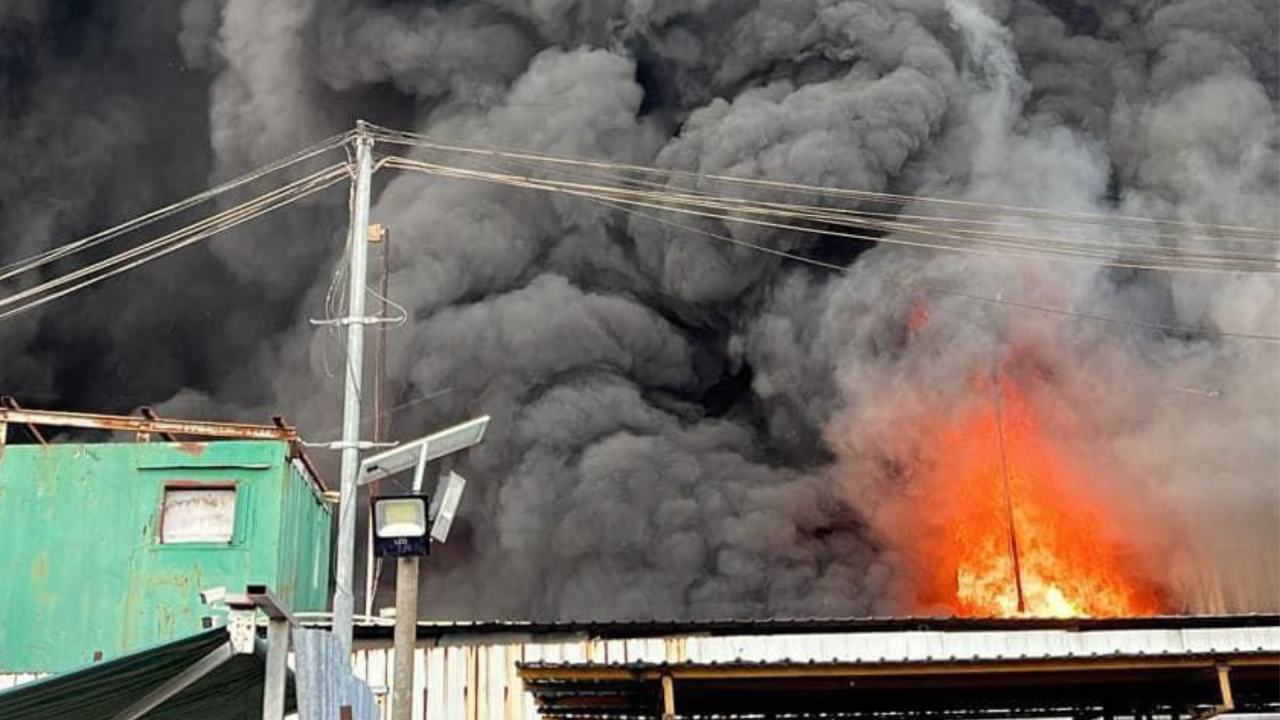 流浮山貨倉回收場三級火黑煙沖天 火場爆炸兩消防員受傷 大量人群疏散