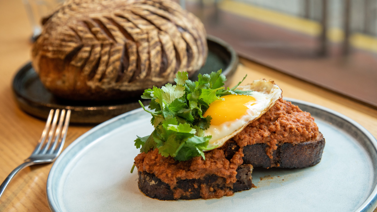 54 年酸種手工 Sourdough  餡料超載開放式三文治