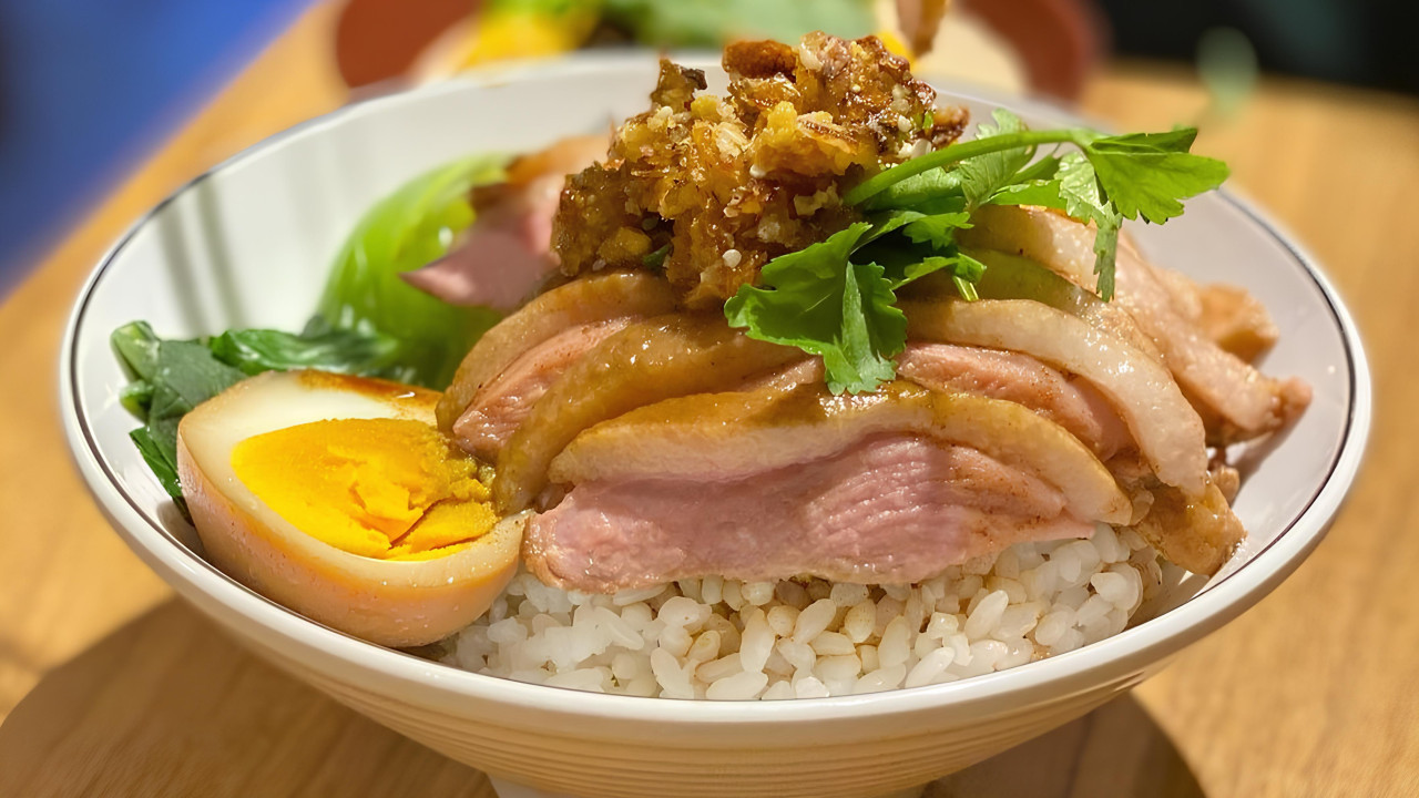尖沙咀新開鴨主題餐廳「YA鴨」　慢煮鴨片飯／手撕鴨肉撈粗／鴨屎香爆檸茶