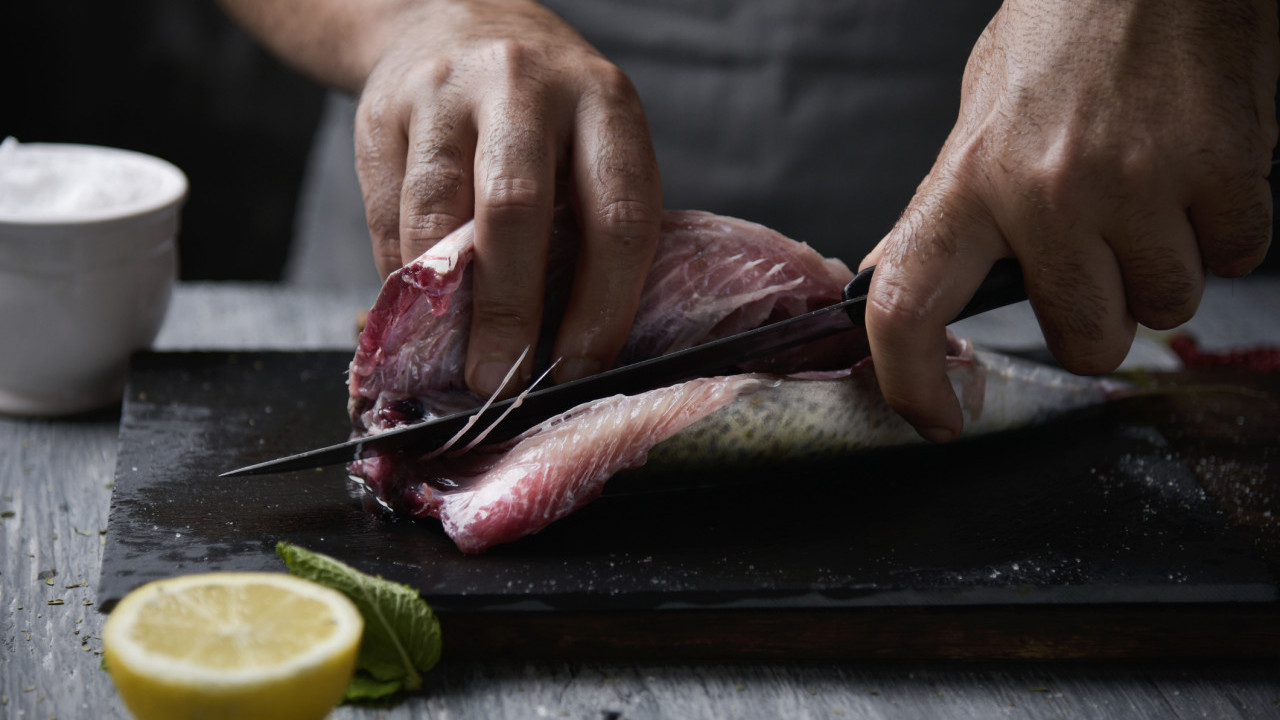 劏開鯖魚驚現200條活寄生蟲 專家：7類魚最高危／5招避免感染