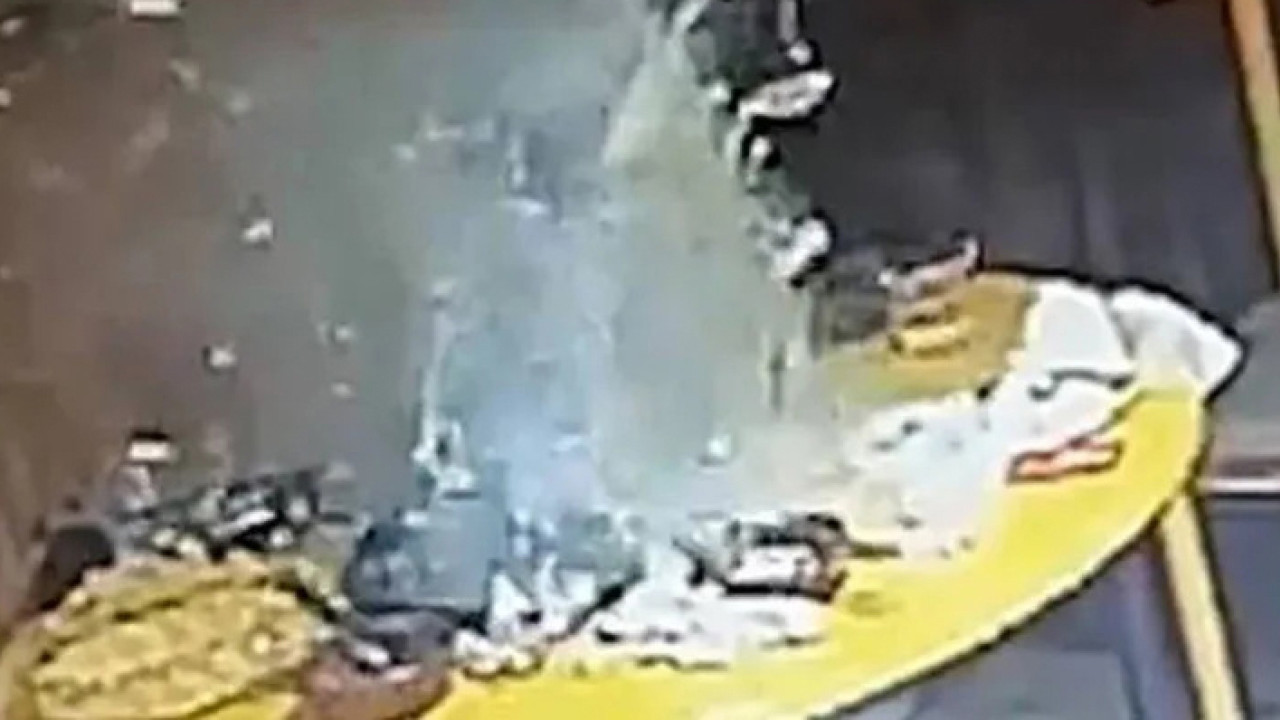 兩男故意將打火機扔進火鍋　下秒「熱湯爆炸」險釀意外