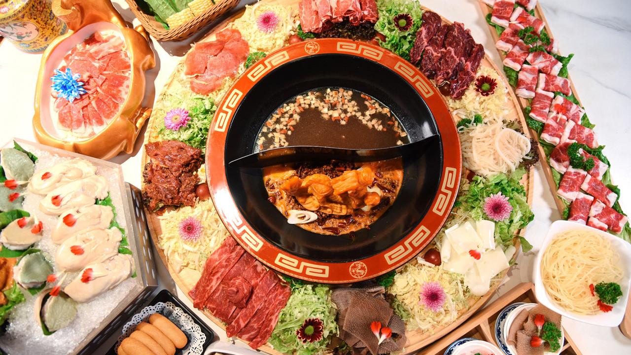 北角新開宮廷風成都麻辣火鍋！招牌麻辣牛油湯底／一米長牛肉／海鮮拼盤