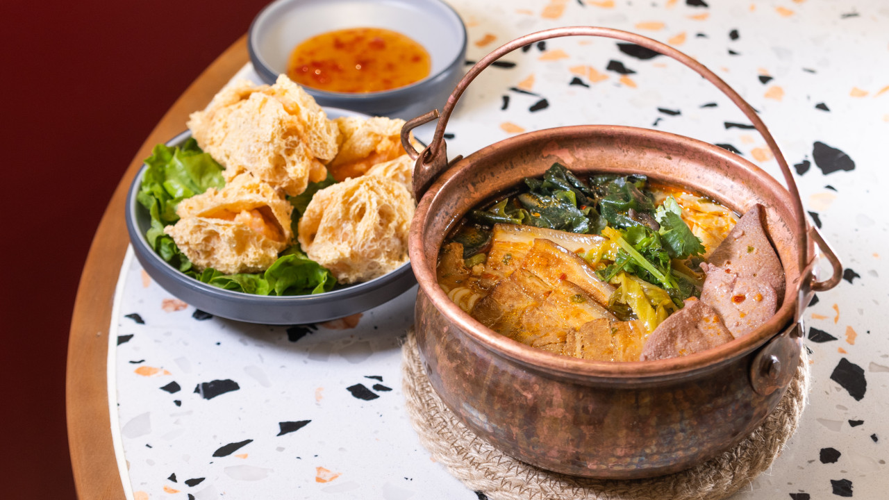 旺角昆明銅鍋米線店 必食三鮮米線 /口水雞撈米 / 流心紅糖糍粃