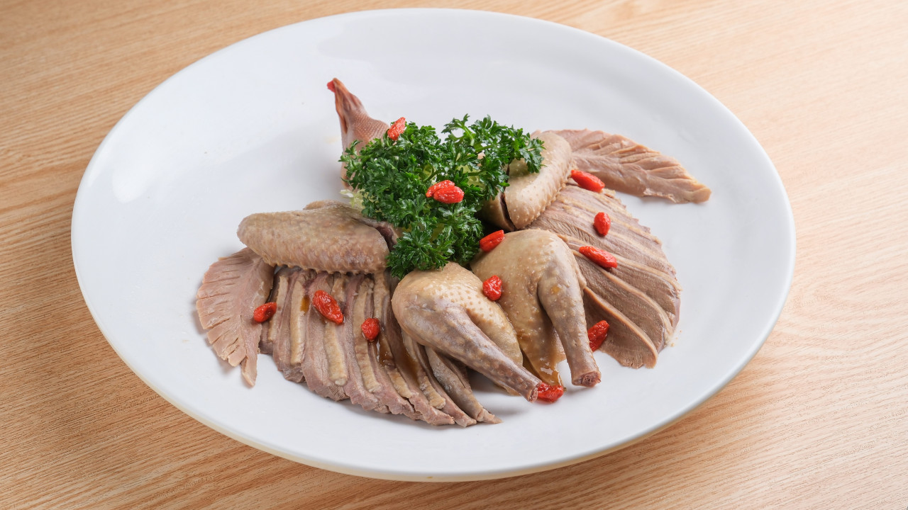 大角咀低調潮州菜館 / 刀工威士忌醉乳鴿 懷舊江南百花雞 