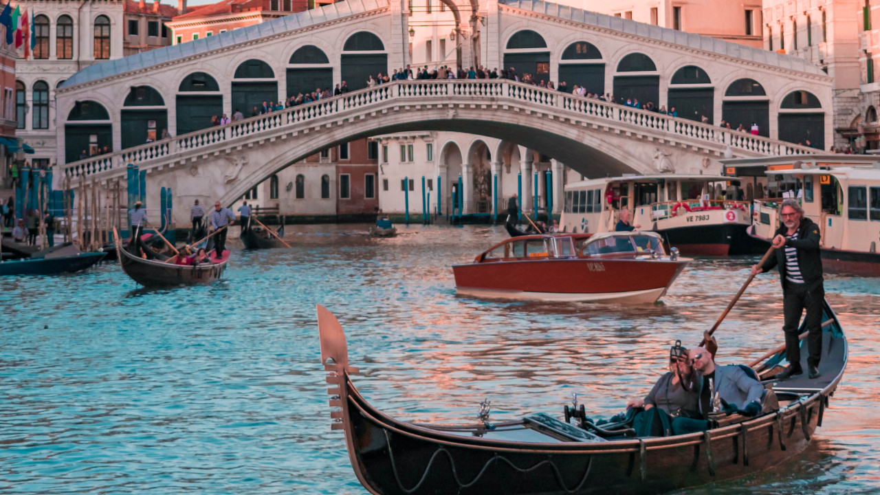 4名中國遊客威尼斯坐貢多拉 無視船佚勸告！只顧做1事全員跌落水