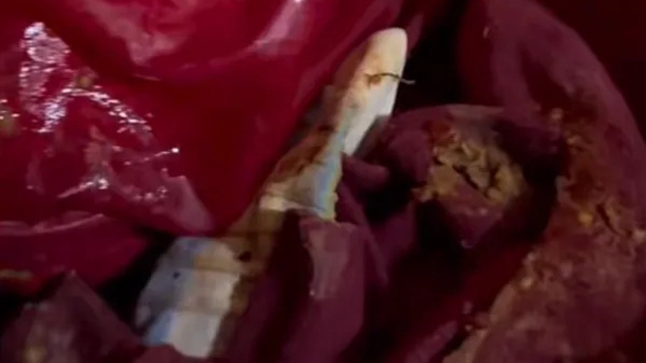 女子下班後晚歸1小時 衣服竟被潑滿豆瓣醬