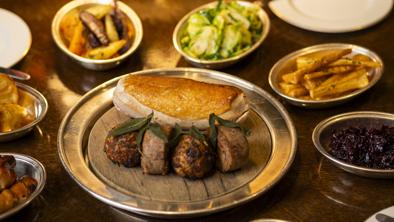 Fortnum & Mason推出聖誕限定餐點　傳統聖誕火雞／帶子脆香雞皮伴深海螯蝦粟米飯／朱古力巨蛋