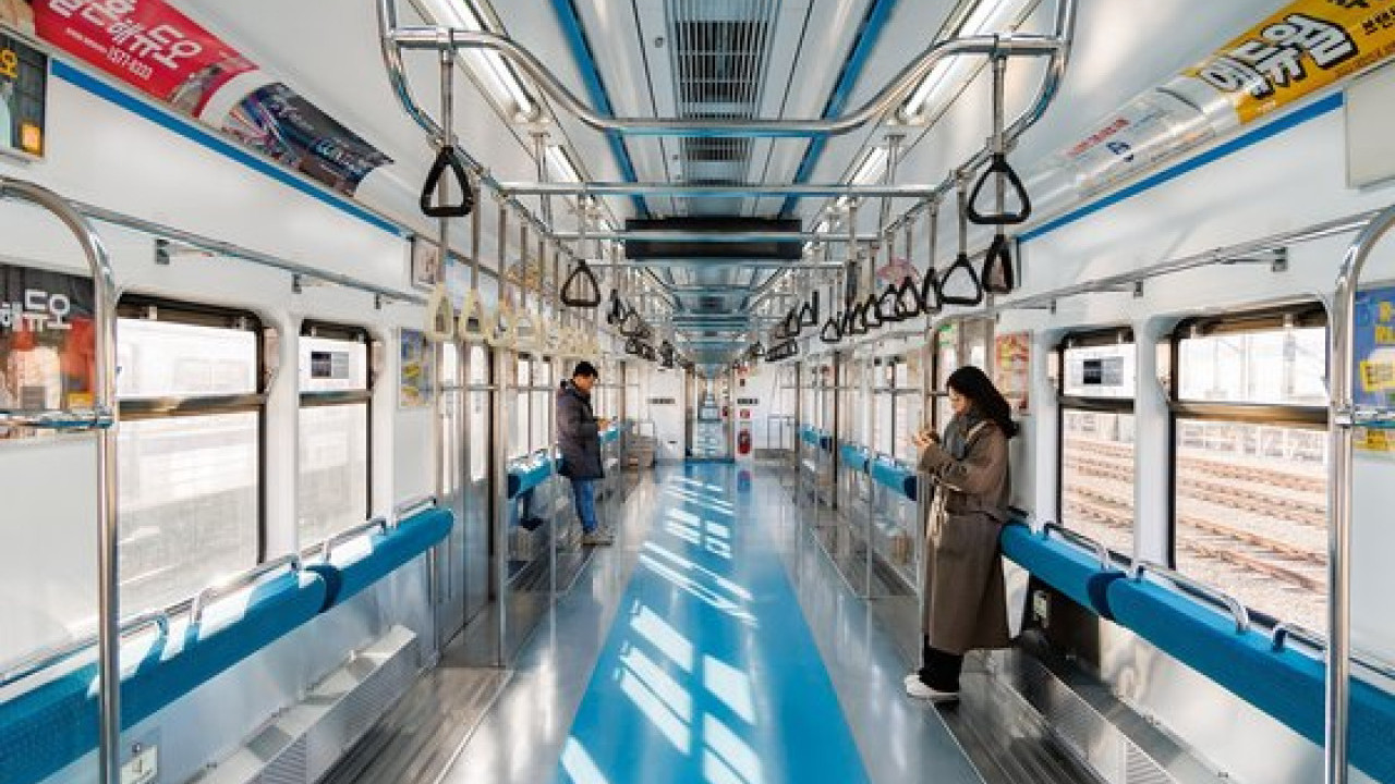 首爾地鐵試行「無座椅車廂」盼增空間疏導人潮 網民：老弱孕婦點算？