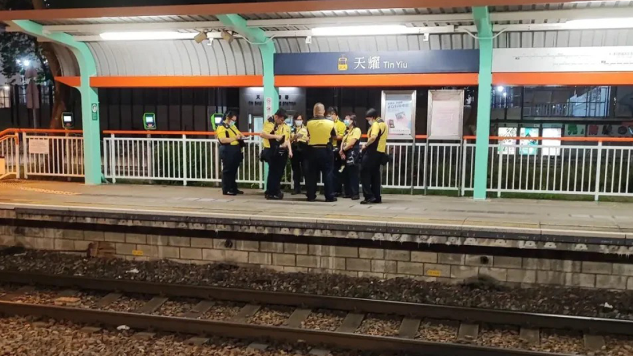 港鐵嚴打逃票！天水圍輕鐵站半夜突擊查票 街坊建議加裝月台閘機