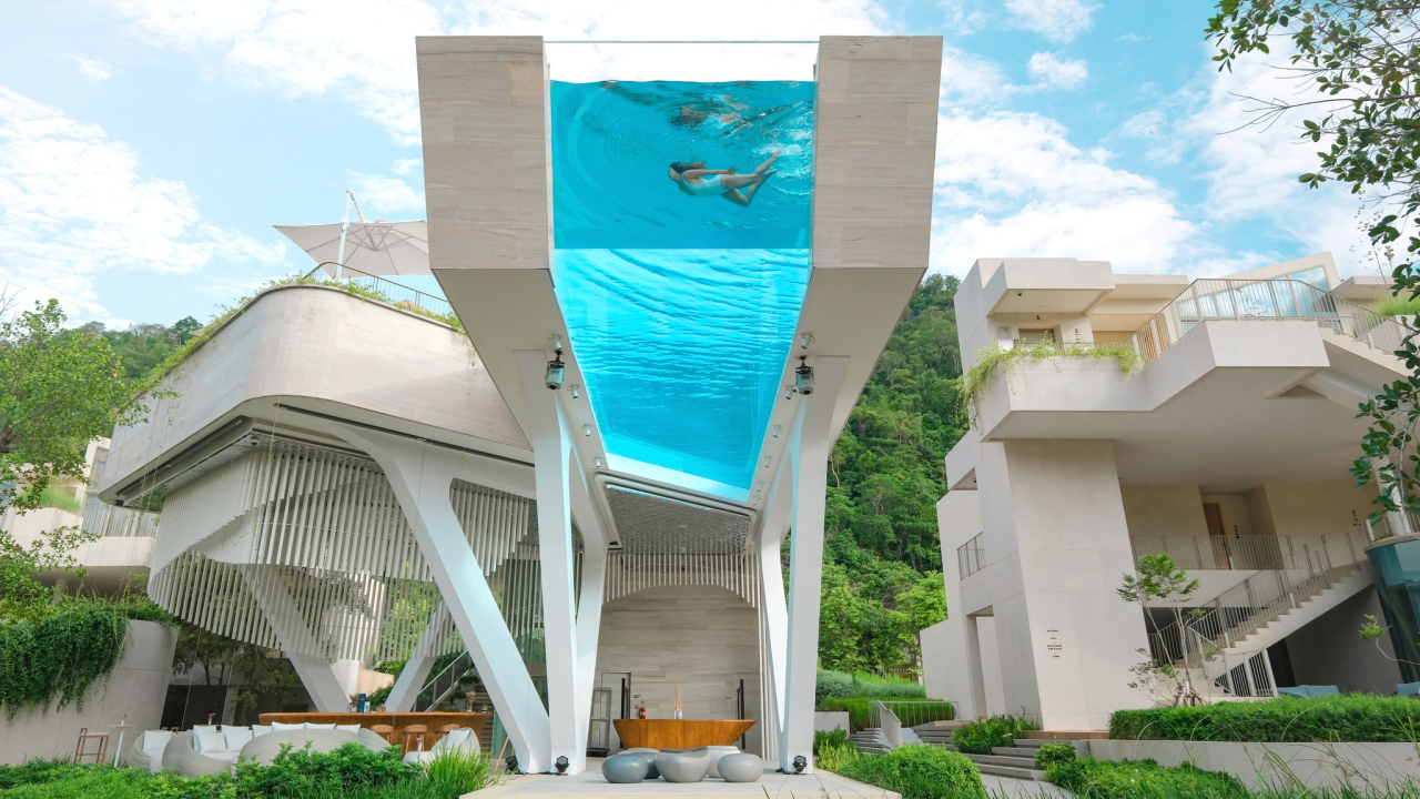 全新泰國純白色打卡泳池度假村 3層樓高「透明空中泳池」 更設私人影院