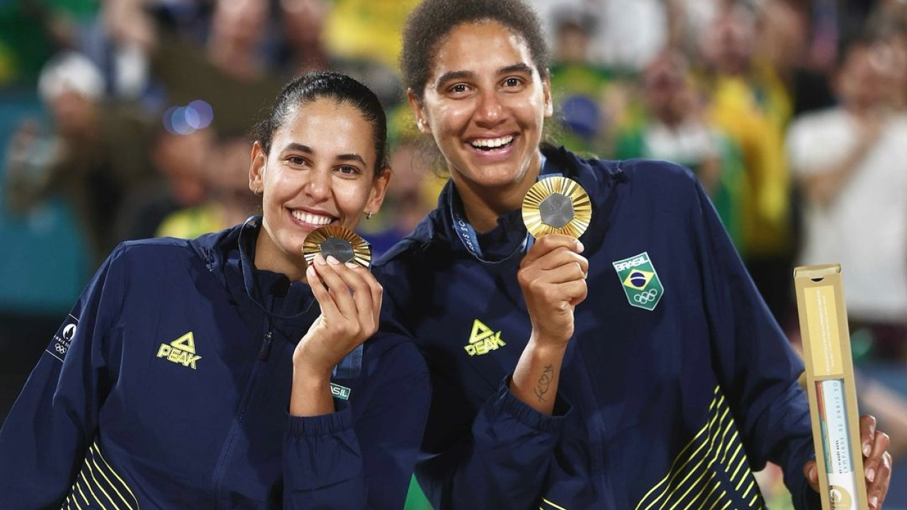 奧運女子沙排決賽兩隊起罵戰  現場播1首名曲化怒火！選手即笑兼拍手讚好