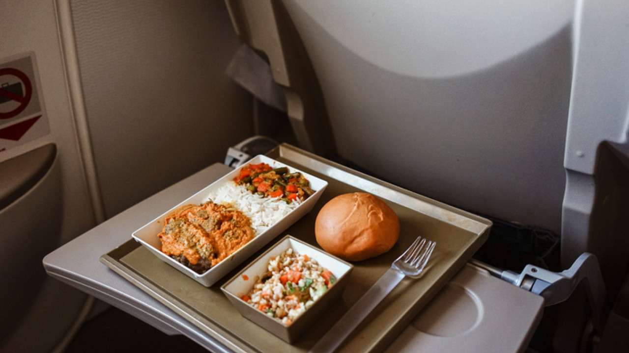 飛機餐原來可以吃兩份！專家爆「呢個時間點」問空姐通常成功！