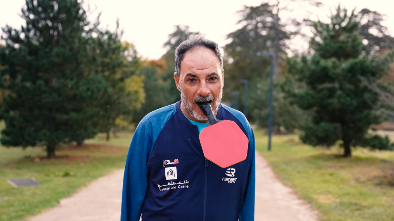 巴黎殘奧｜失去雙臂乒乓球選手口持球拍、用腳發球  堅持逾40年三戰奧運