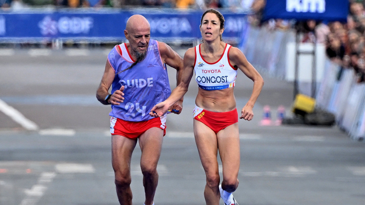 巴黎殘奧｜西班牙視障女跑手一舉動痛失銅牌！終點前伸手扶抽筋領跑員即被取消資格