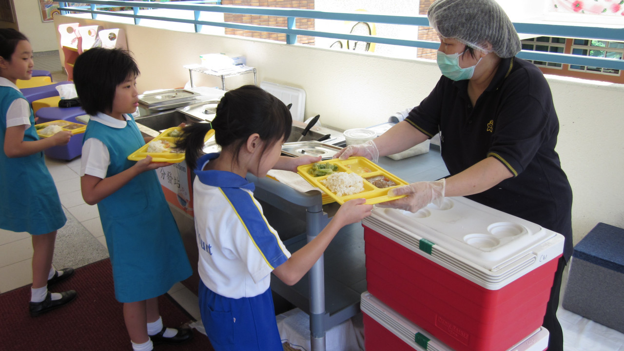 港人回顧16年前小學午膳飯餐！陽光一代變集體回憶：A餐通常最難食？