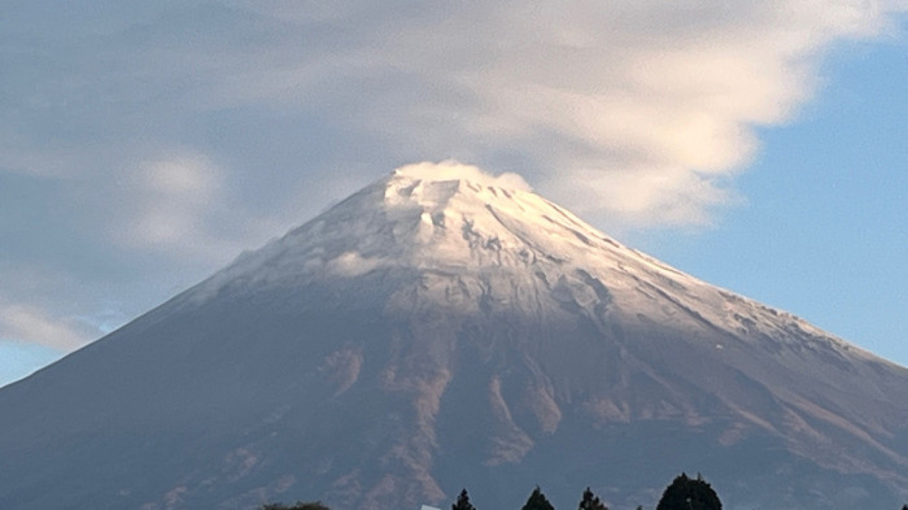 富士山料11月6日迎來初冠雪！靜岡縣可見山頂舖白雪化妝