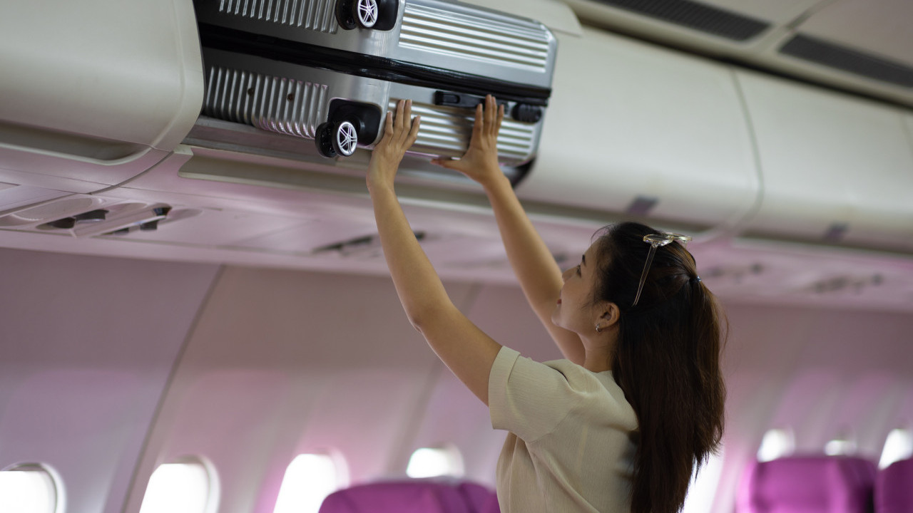 不可幫乘客放行李上飛機頭頂置物架？空姐爆「潛規則」真正原因！