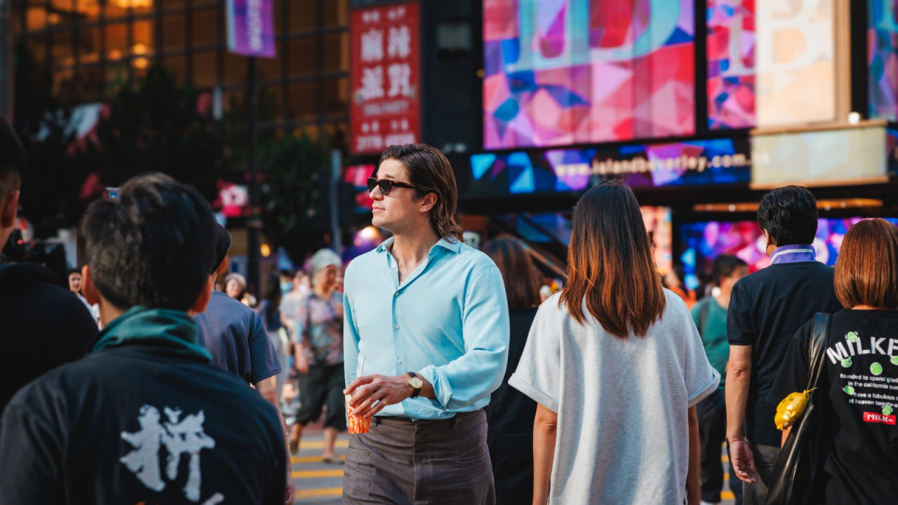 《Emily in Paris》法國男星Lucas Bravo來港展開美食之旅 體驗米芝蓮餐廳/街頭小吃