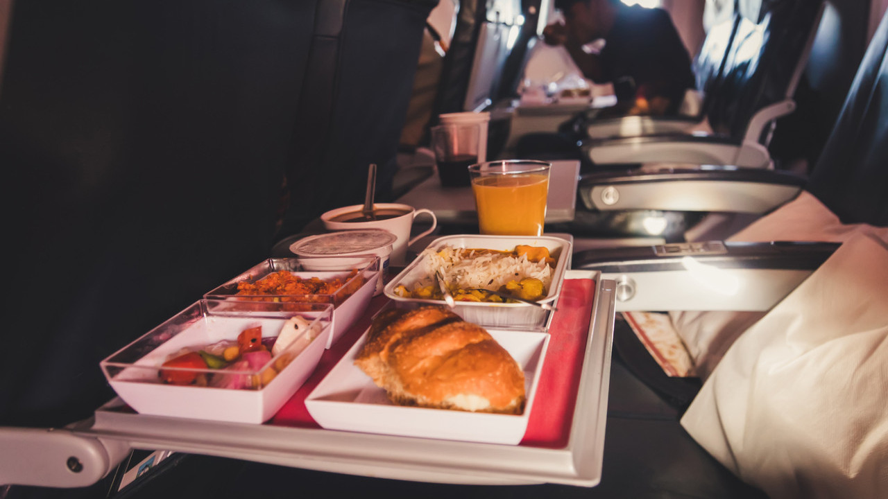 營養健康專家自揭從來唔食飛機餐！警告會導致1嚴重後果！坐頭等都堅持！