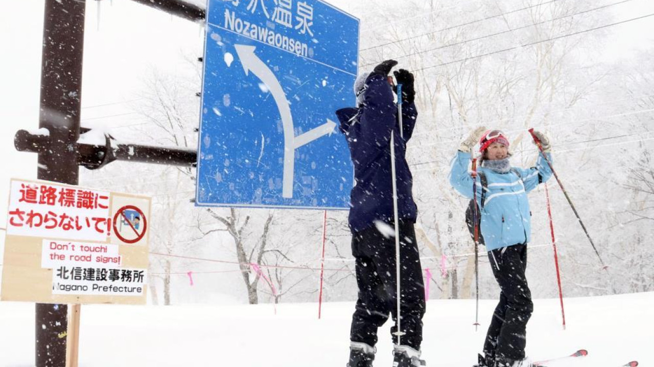 日本滑雪場車道路牌變打卡位！遊客爭相「咁做」極自私！恐釀駕駛意外