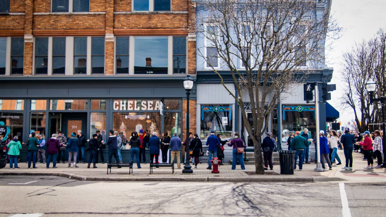 美國小鎮書店搬遷 居民合力組人鏈傳遞9100本書盡見鄰舍窩心