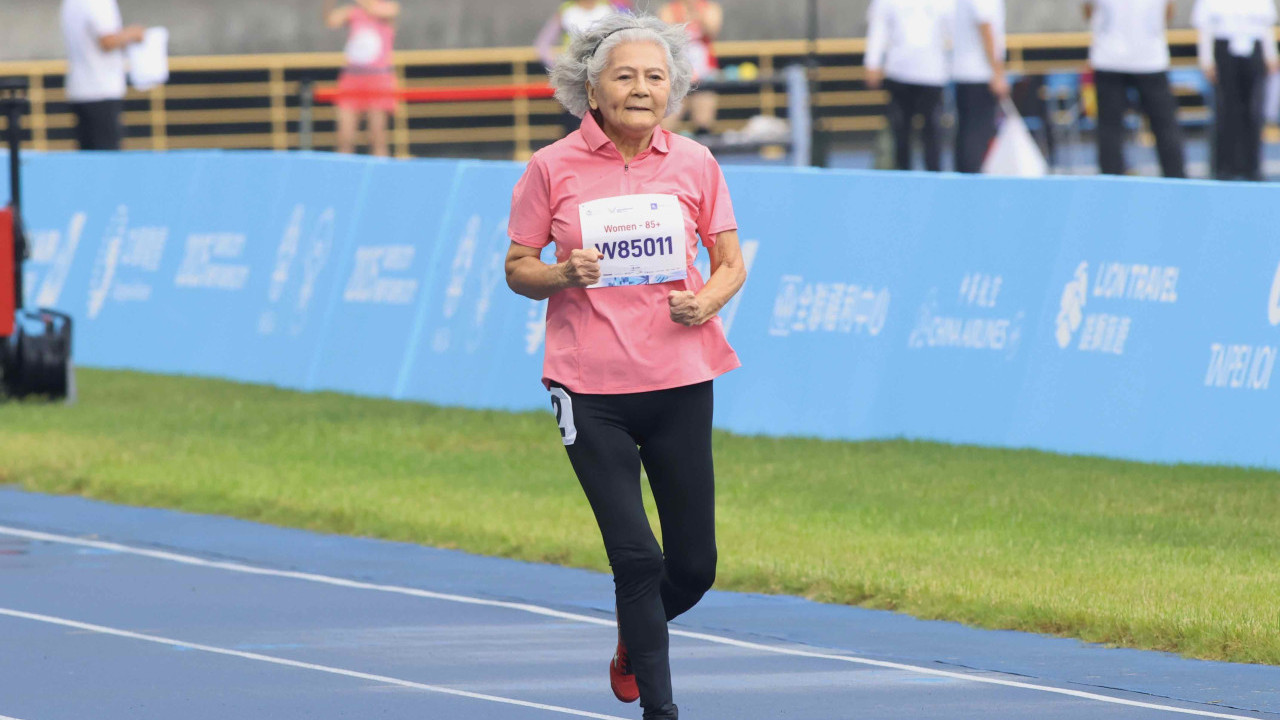 88歲百米女飛人林潘秀雲摘金被封「噴射機婆婆」 曾因喪偶陷情困  25年前重返跑道重啟第二人生