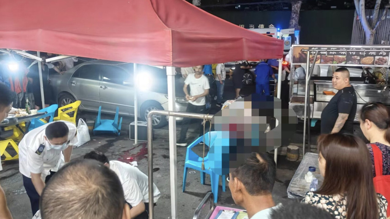 網瘋傳武漢夜市槍擊影片 烤肉攤食客遭爆頭1死2傷 目擊者：直接開4槍