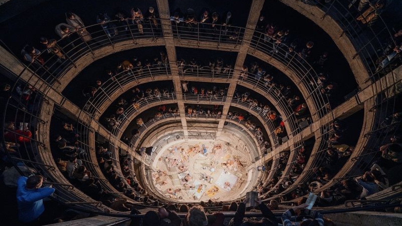 百年大劇院變物陽光與沙灘  動用幾十噸白沙/獲獎歌劇下月首爾演出！