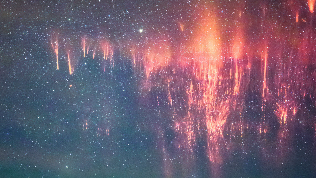 「紅色精靈」閃電超罕見捕獲！猶如幾百道煙花 僅存在不到三十分之一秒？