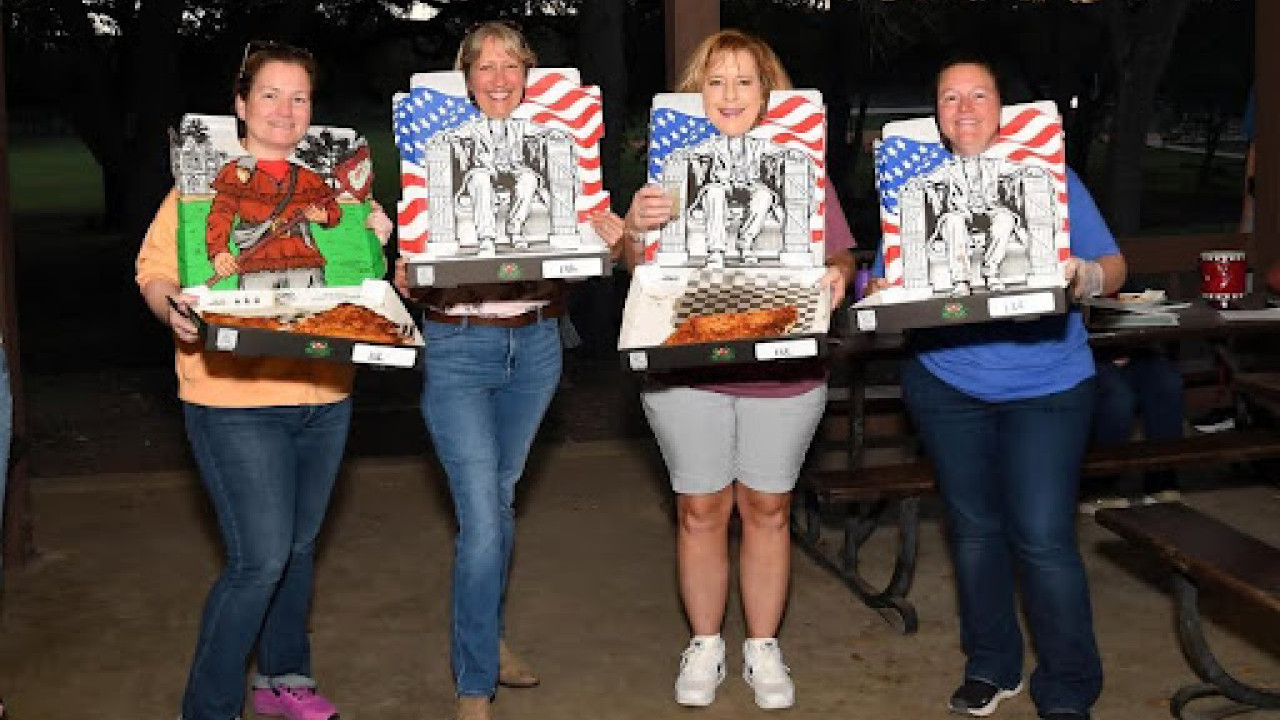 可以穿的Pizza盒？薄餅盒秒變漫畫人物口水肩  一物二用!創意與實用結合