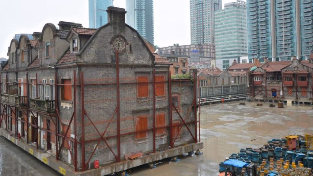 上海用432個機器人移走百年歷史古村落張園  抬起整座7500噸建築群用足三星期「搬家」