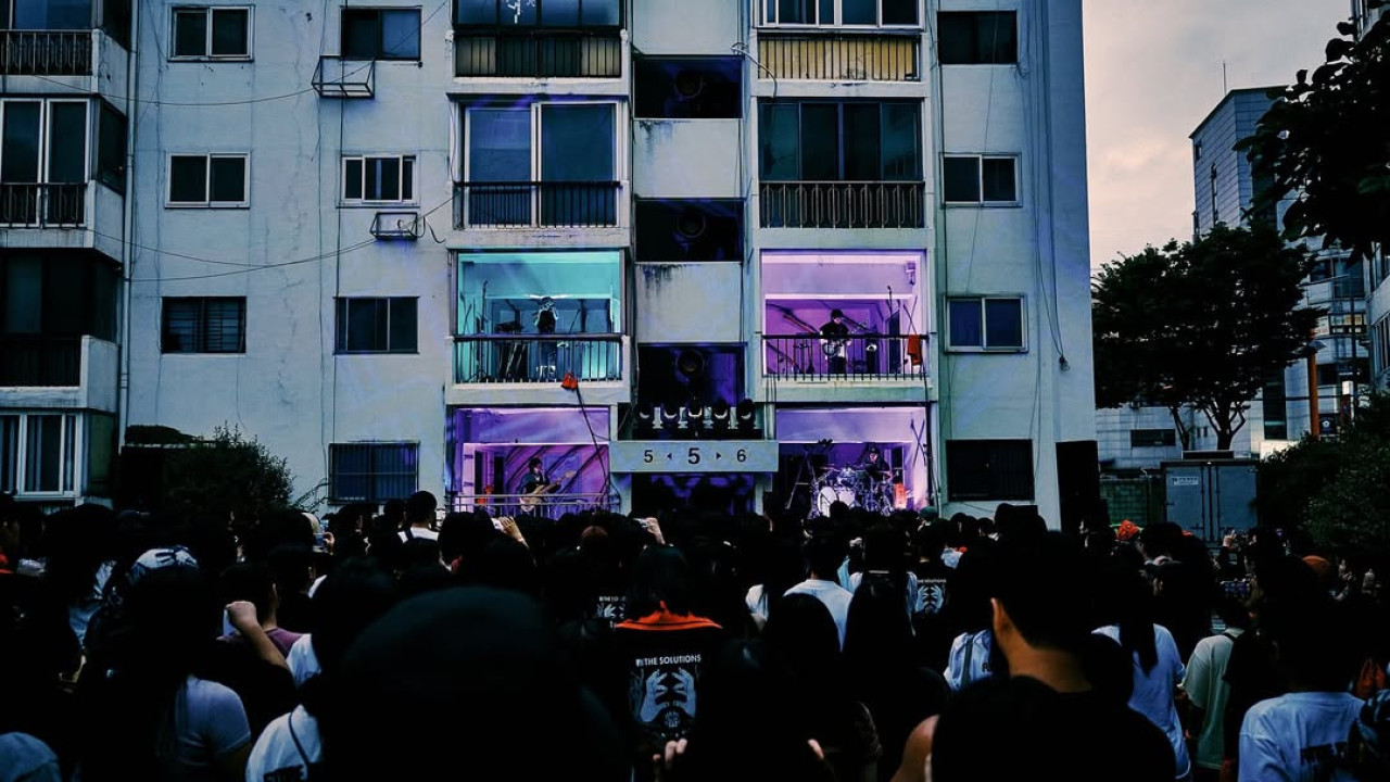 住宅區辦演唱會？韓國樂隊破天荒將公寓露台化身搖滾舞台  粉絲近距離欣賞氣氛正過紅館！