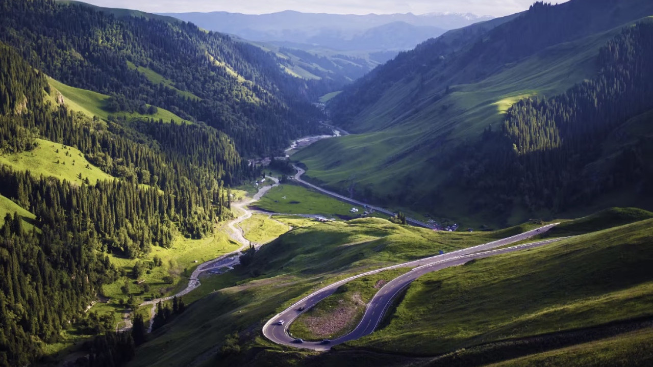 新疆18人旅行團遇車禍一死三傷 勝景遊：當日4人一車獨庫公路遊覽
