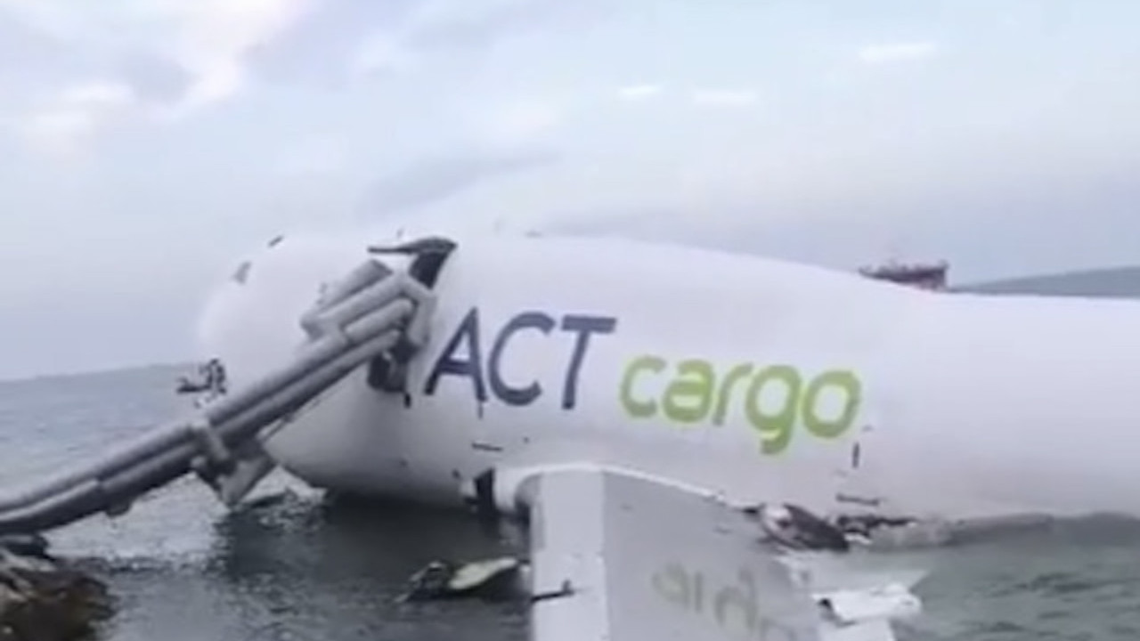 杜拜貨機降落香港機場疑滑出跑道並墮海 撞倒地勤巡邏車2死 民航處關閉北跑道