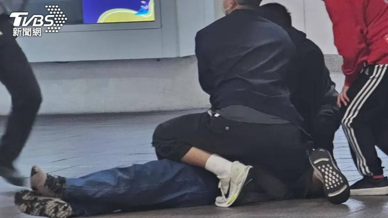 台北捷運台北車站、中山站接連遇襲！煙霧彈＋隨機斬人 遊台港人注意安全